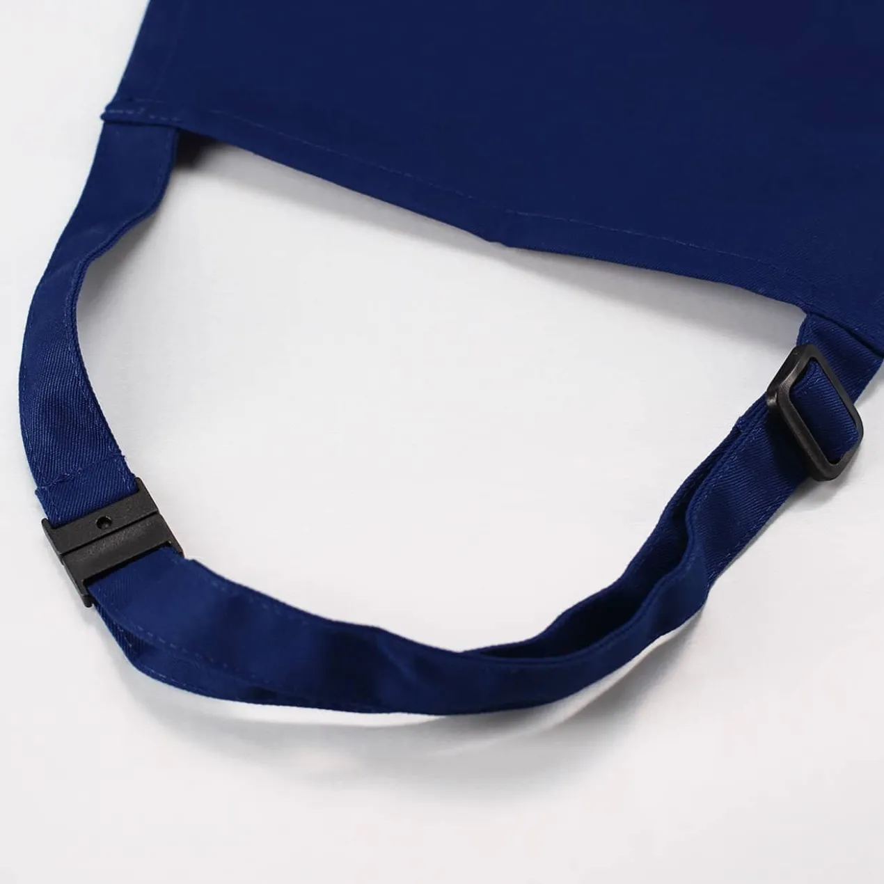 Dunkelblaue Kinderschürze mit Namensaufdruck und Farbklecks-Motiv