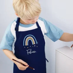 Dunkelblaue Kinderschürze mit Regenbogenmotiv und Name