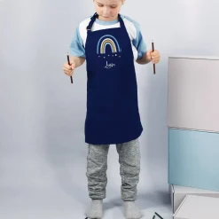 Dunkelblaue Kinderschürze mit Regenbogenmotiv und Name