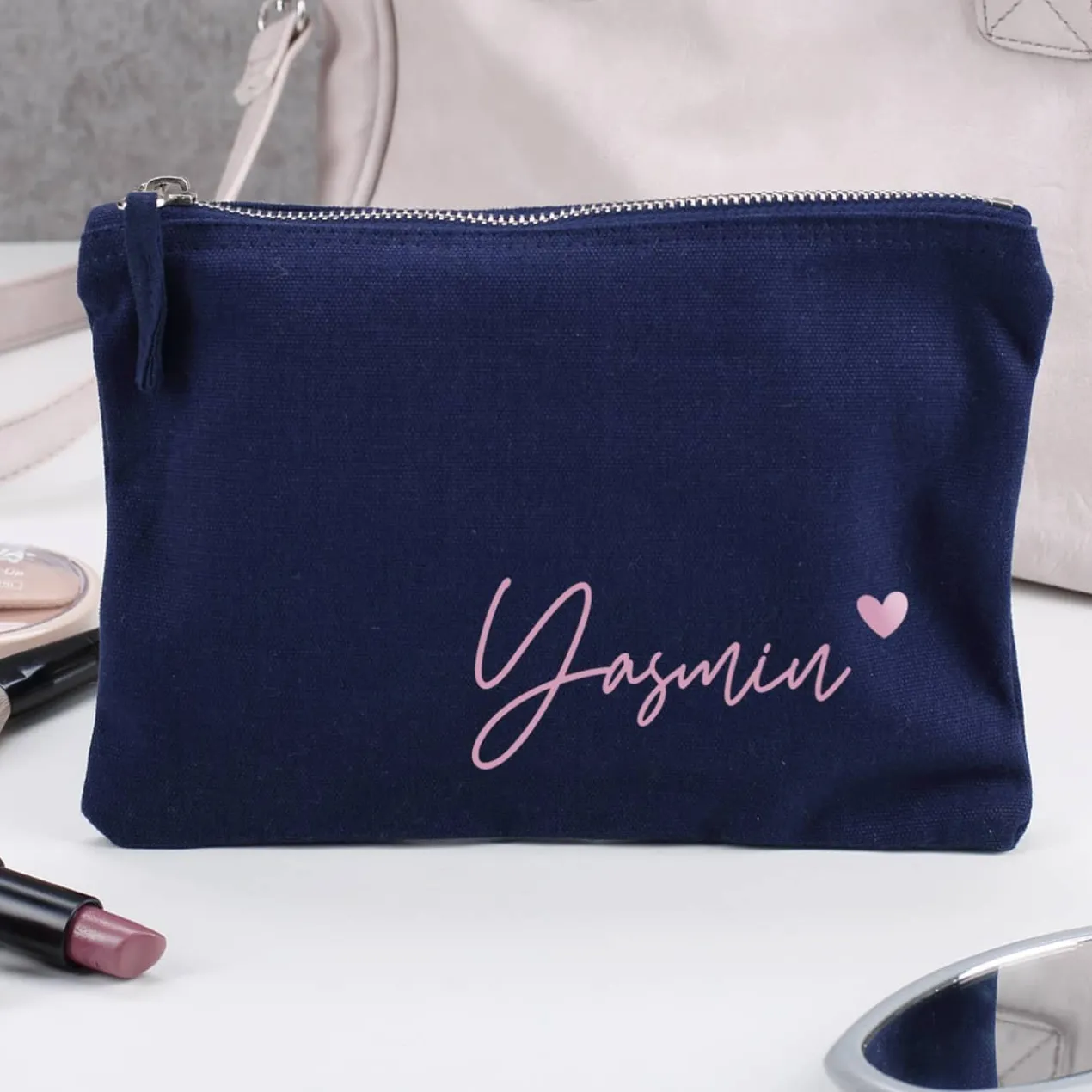 Dunkelblaue Kosmetiktasche mit Name und Herz