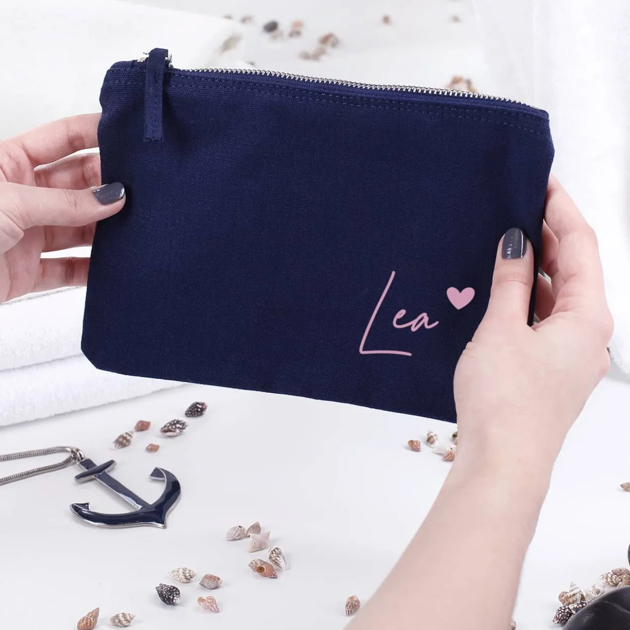 Dunkelblaue Kosmetiktasche mit Name und Herz