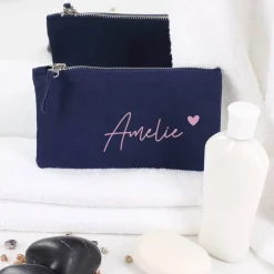 Dunkelblaue Kosmetiktasche mit Name und Herz