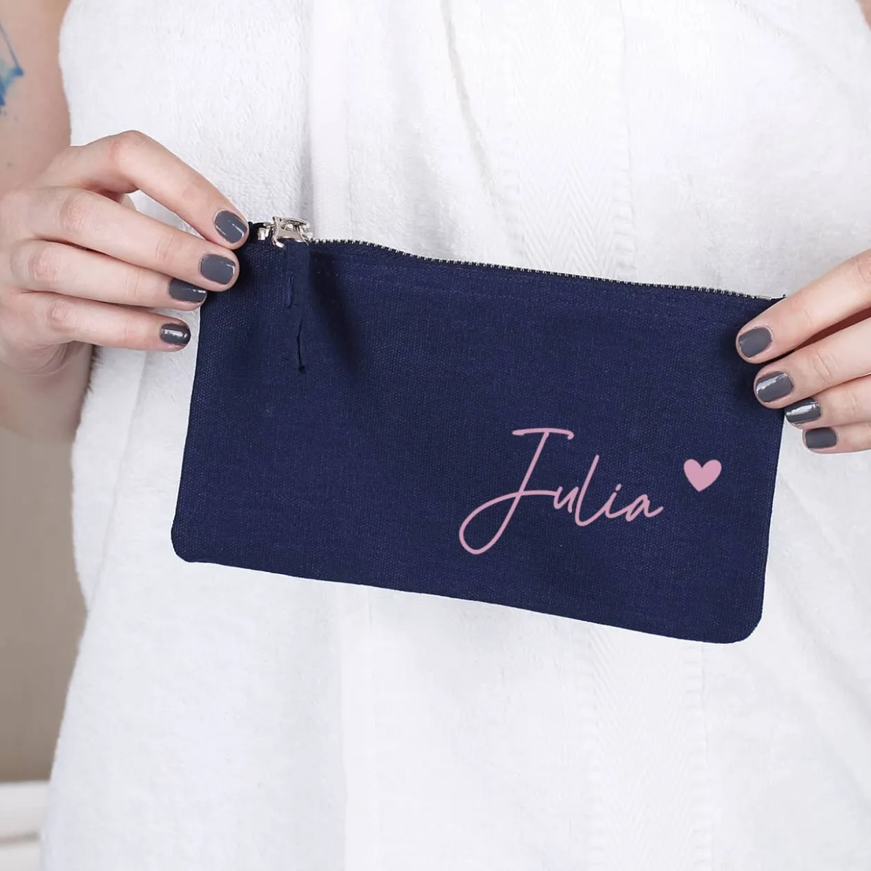 Dunkelblaue Kosmetiktasche mit Name und Herz