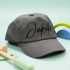 Dunkelgraues Basecap für Kinder mit Name bestickt