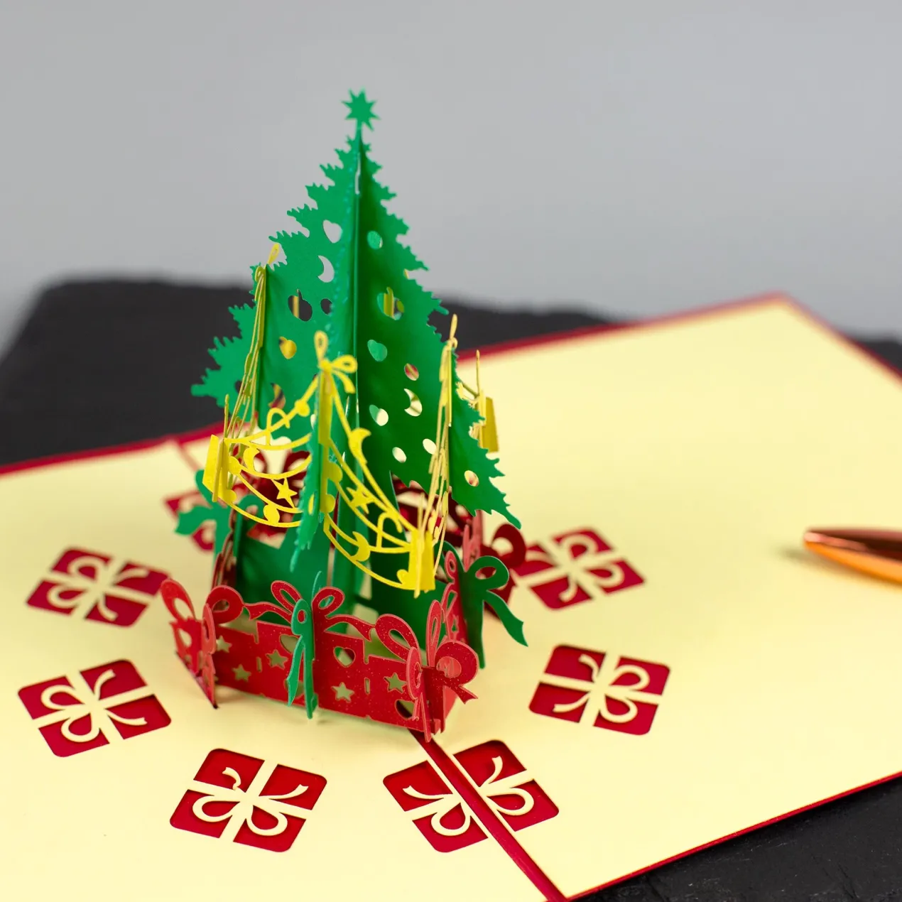 3D Weihnachts-Grußkarten mit aufklappbarem Scherenschnitt-Motiv
