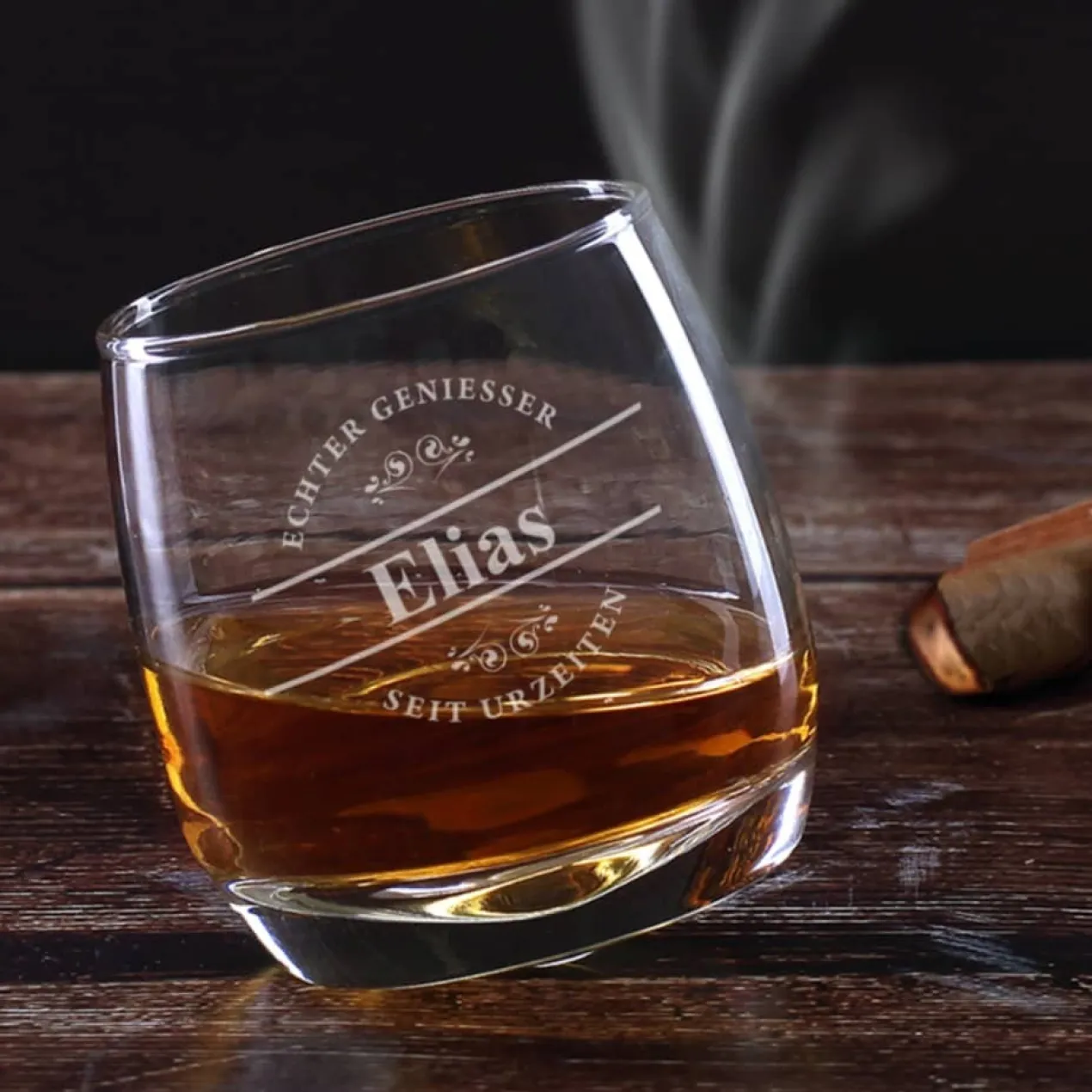 Echt schräges Whiskyglas für echte Geniesser mit Wunschname graviert