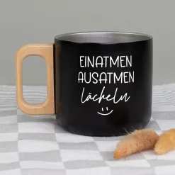 Edelstahl Tasse mit Holzgriff 'Einatmen Ausatmen Lächeln' | Doppelwandiger Becher als witziges Geschenk
