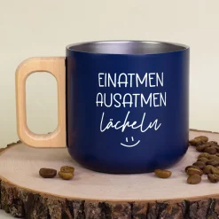 Edelstahl Tasse mit Holzgriff 'Einatmen Ausatmen Lächeln' | Doppelwandiger Becher als witziges Geschenk