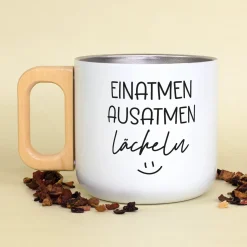 Edelstahl Tasse mit Holzgriff 'Einatmen Ausatmen Lächeln' | Doppelwandiger Becher als witziges Geschenk