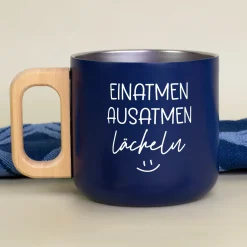 Edelstahl Tasse mit Holzgriff 'Einatmen Ausatmen Lächeln' | Doppelwandiger Becher als witziges Geschenk