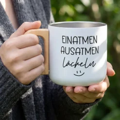 Edelstahl Tasse mit Holzgriff 'Einatmen Ausatmen Lächeln' | Doppelwandiger Becher als witziges Geschenk