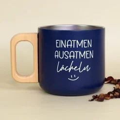 Edelstahl Tasse mit Holzgriff 'Einatmen Ausatmen Lächeln' | Doppelwandiger Becher als witziges Geschenk