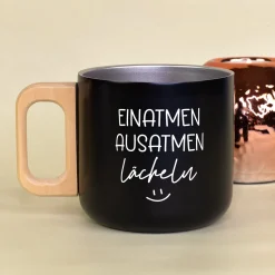 Edelstahl Tasse mit Holzgriff 'Einatmen Ausatmen Lächeln' | Doppelwandiger Becher als witziges Geschenk