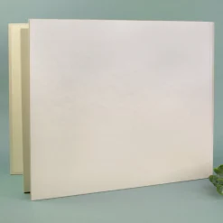Edles Gästebuch zur Hochzeit mit glänzender Prägung personalisiert mit Namen und Datum in Cremeweiß