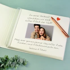 Edles Gästebuch zur Hochzeit mit glänzender Prägung personalisiert mit Namen und Datum in Cremeweiß