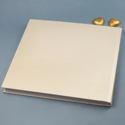 Edles Gästebuch zur Hochzeit personalisiert mit Namen und Datum in Cremeweiß | LOVE Erinnerungsbuch