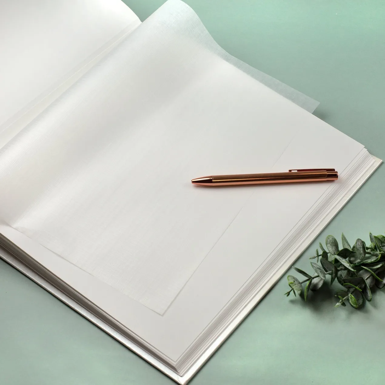 Edles Hochzeitsalbum mit glänzender Prägung personalisiert mit Namen und Datum | Fotobuch zur Hochzeit