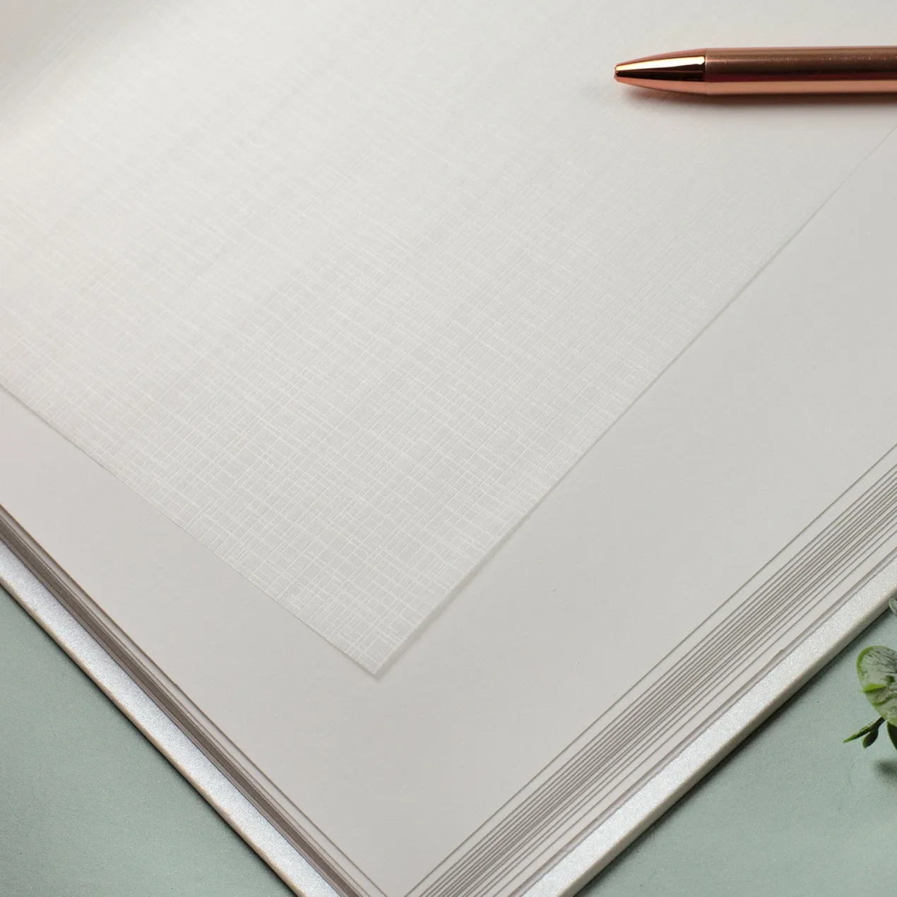 Edles Hochzeitsalbum mit glänzender Prägung personalisiert mit Namen und Datum | Fotobuch zur Hochzeit