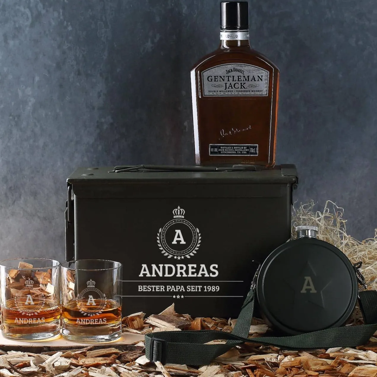 Edles Whisky-Geschenkset in original Munitionsbox mit Monogramm, Name und Wunschtext