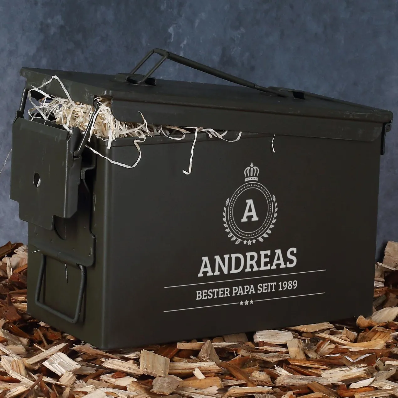 Edles Whisky-Geschenkset in original Munitionsbox mit Monogramm, Name und Wunschtext