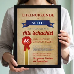 Ehrenurkunde Alte Schachtel im Bilderrahmen
