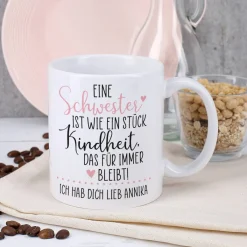 Eine Schwester / Ein Bruder ist wie ein Stück Kindheit - Tasse mit Ihrem Wunschtext
