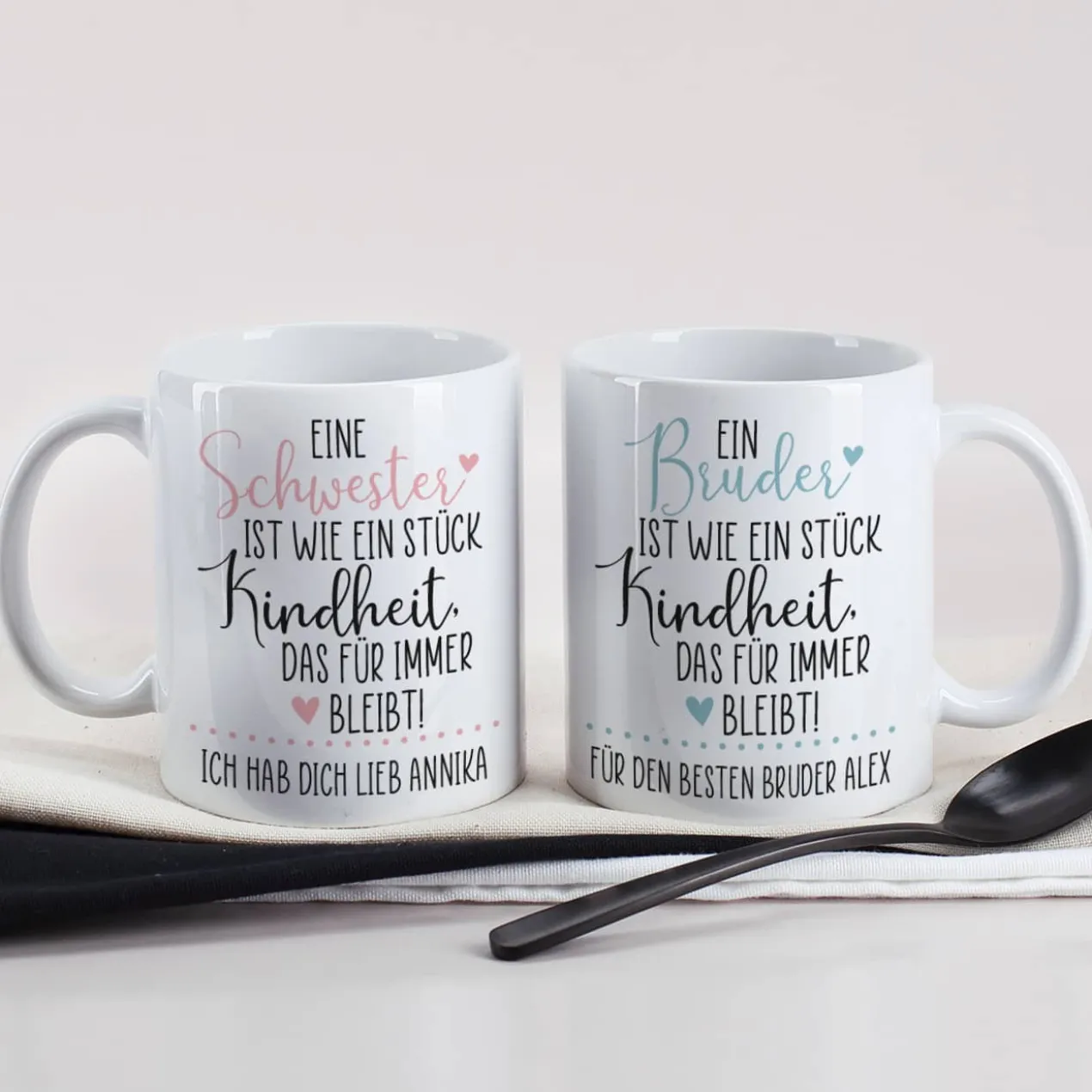 Eine Schwester / Ein Bruder ist wie ein Stück Kindheit - Tasse mit Ihrem Wunschtext