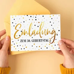 Einladungskarte zum Geburtstag mit goldfarbenem Konfettimotiv