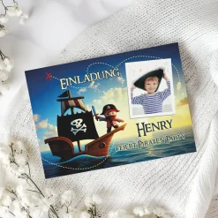 Einladungskarte zum Kindergeburtstag mit Piratenmotiv und Foto