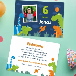 Einladungskarte zum Kindergeburtstag mit Dinosaurier-Motiv und Foto