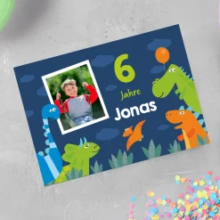 Einladungskarte zum Kindergeburtstag mit Dinosaurier-Motiv und Foto