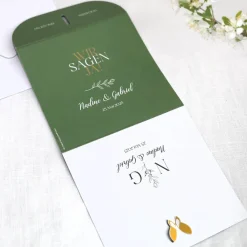 Einladungskarte zur Hochzeit mit Schmetterlingsverschluss