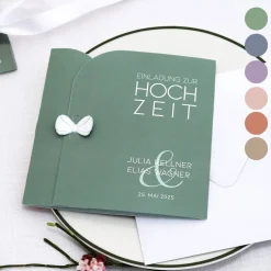Einladungskarte zur Hochzeit mit Schleifen-Verschluss & in verschiedenen Farben auswählbar