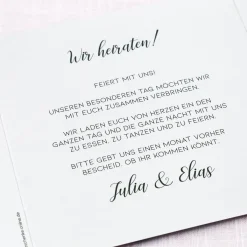 Einladungskarte zur Hochzeit mit Schleifen-Verschluss & in verschiedenen Farben auswählbar