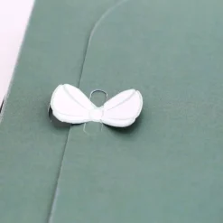 Einladungskarte zur Hochzeit mit Schleifen-Verschluss & in verschiedenen Farben auswählbar