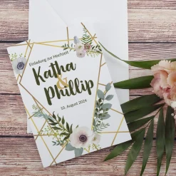 Einladungskarte zur Hochzeit mit goldenem Blumenmotiv