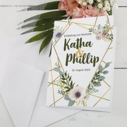 Einladungskarte zur Hochzeit mit goldenem Blumenmotiv