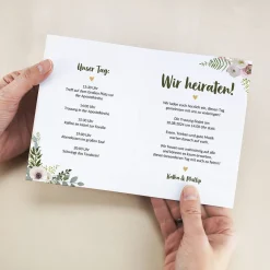 Einladungskarte zur Hochzeit mit goldenem Blumenmotiv