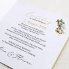 Einladungskarte zur Hochzeit mit Blütenkranz und rundem Anhänger