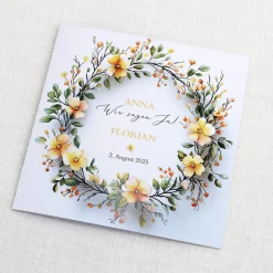 Einladungskarte zur Hochzeit mit Blütenkranz und rundem Anhänger