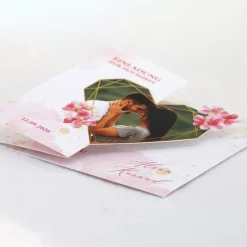 Einladungskarte zur Hochzeit - Faltkarte mit Foto im Blüten-Herz