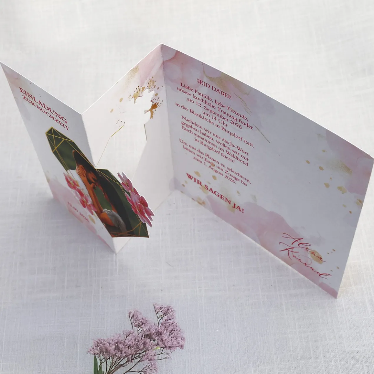 Einladungskarte zur Hochzeit - Faltkarte mit Foto im Blüten-Herz