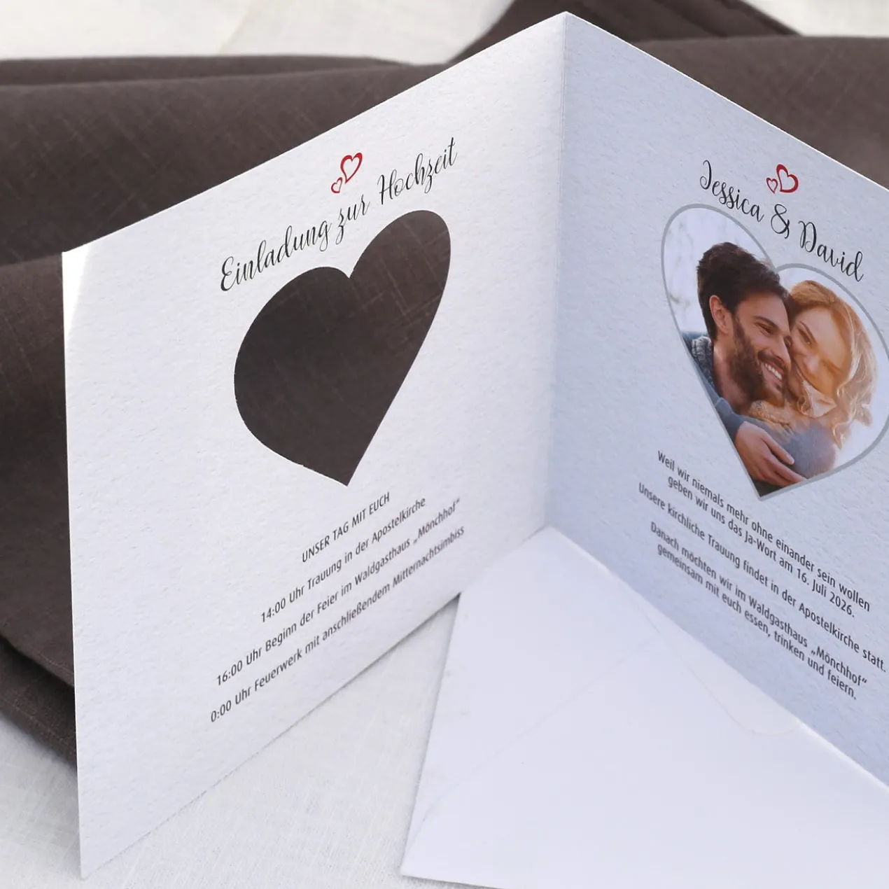 Einladungskarte zur Hochzeit mit Herz-Ausschnitt und Foto