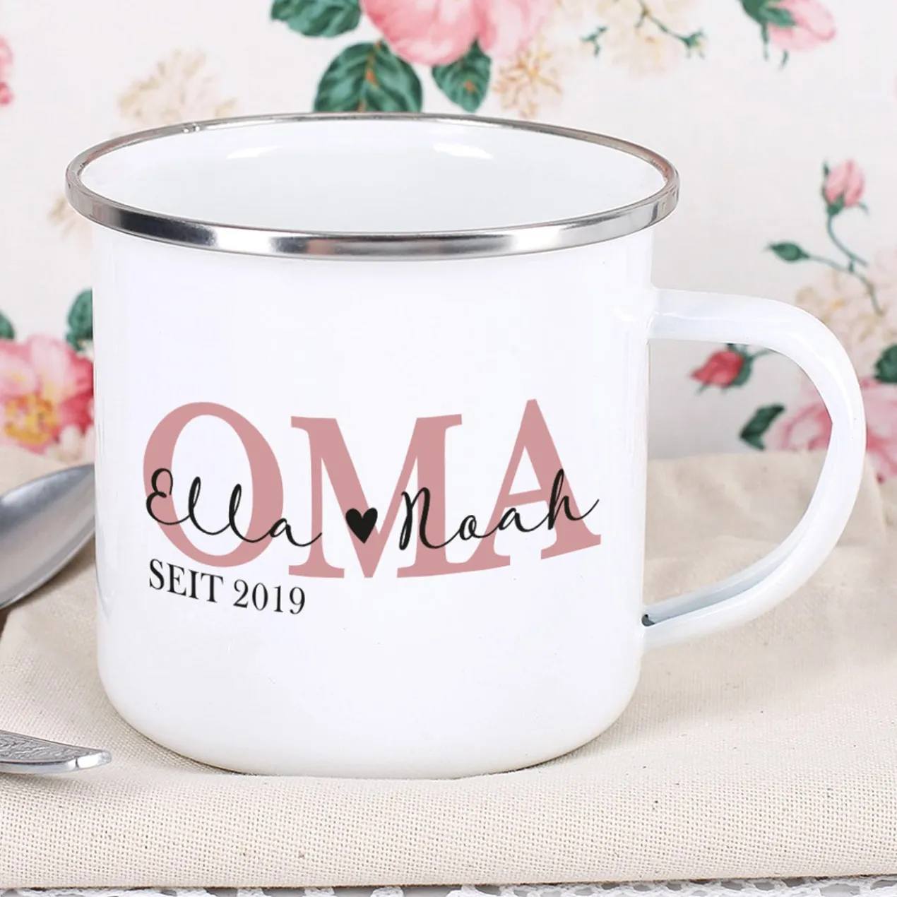 Emailletasse für die beste Oma mit Namensaufdruck der Enkelkinder