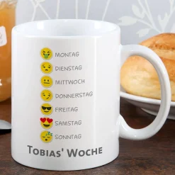Emoticon Tasse mit Wochentagen und Ihrem Wunschtext