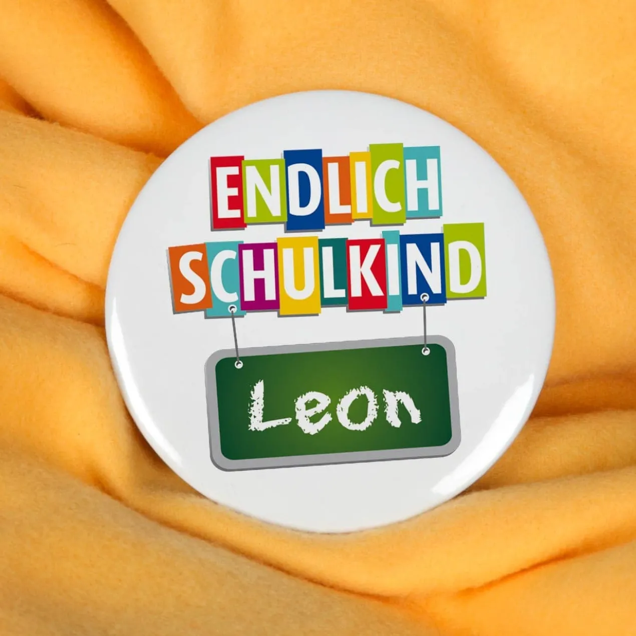 Endlich Schulkind - Button mit Wunschname, 56 mm