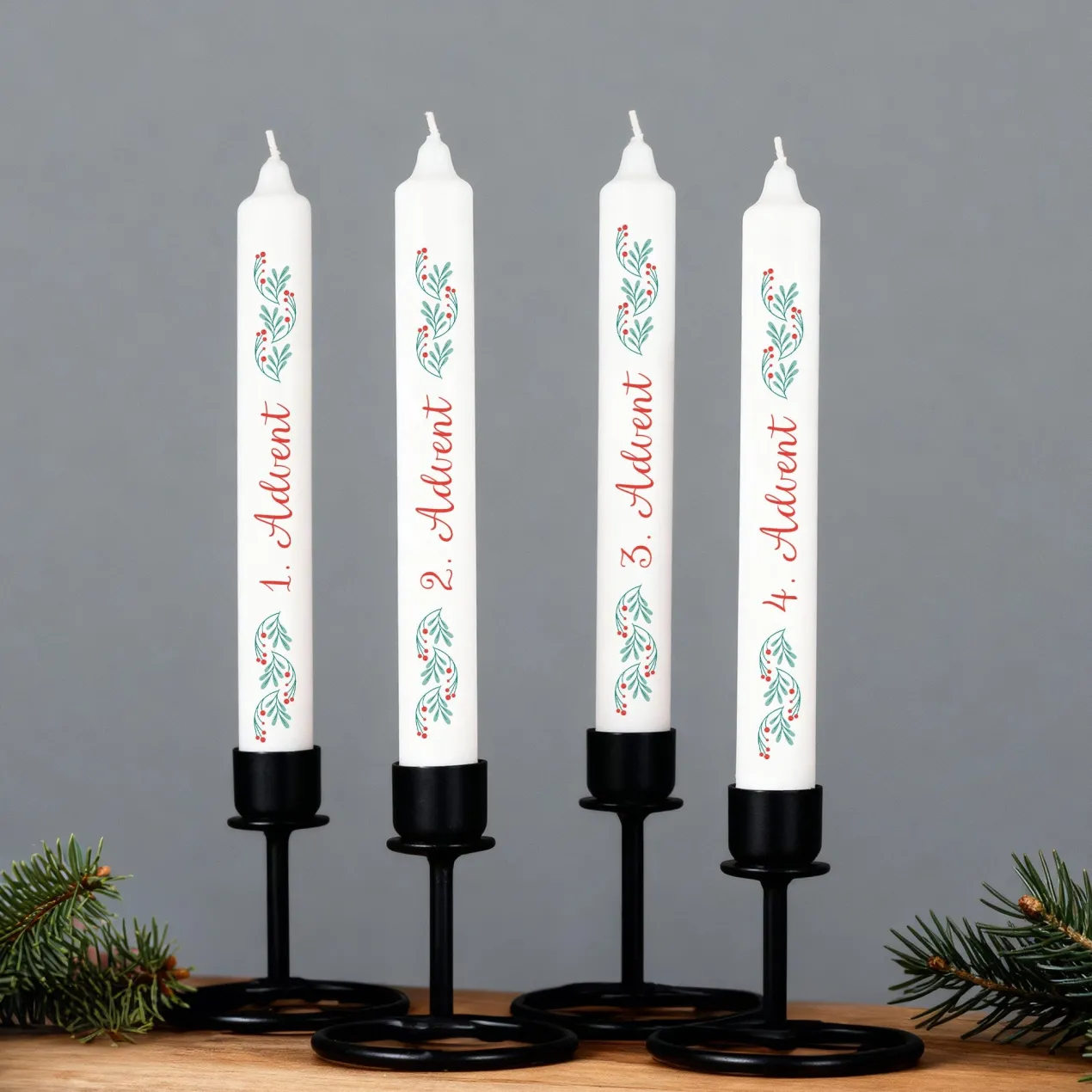 4er-Set Adventskerzen | Weiße Stabkerzen mit Zweigmotiv für Adventskranz & Weihnachtsdeko