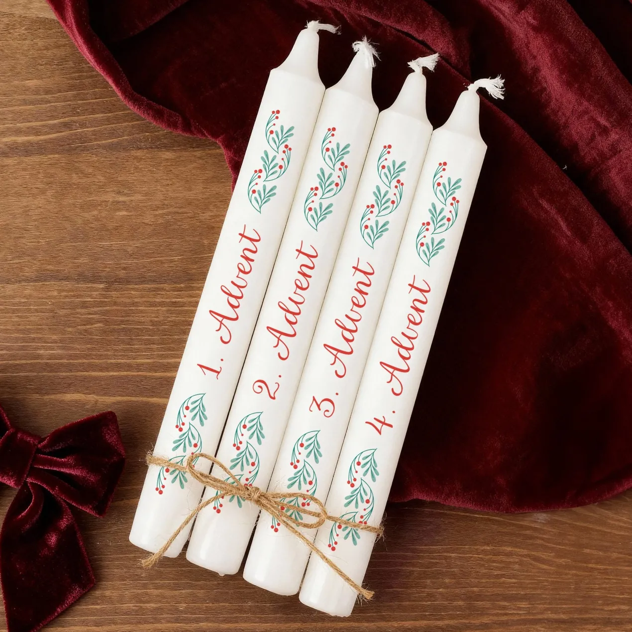 4er-Set Adventskerzen | Weiße Stabkerzen mit Zweigmotiv für Adventskranz & Weihnachtsdeko
