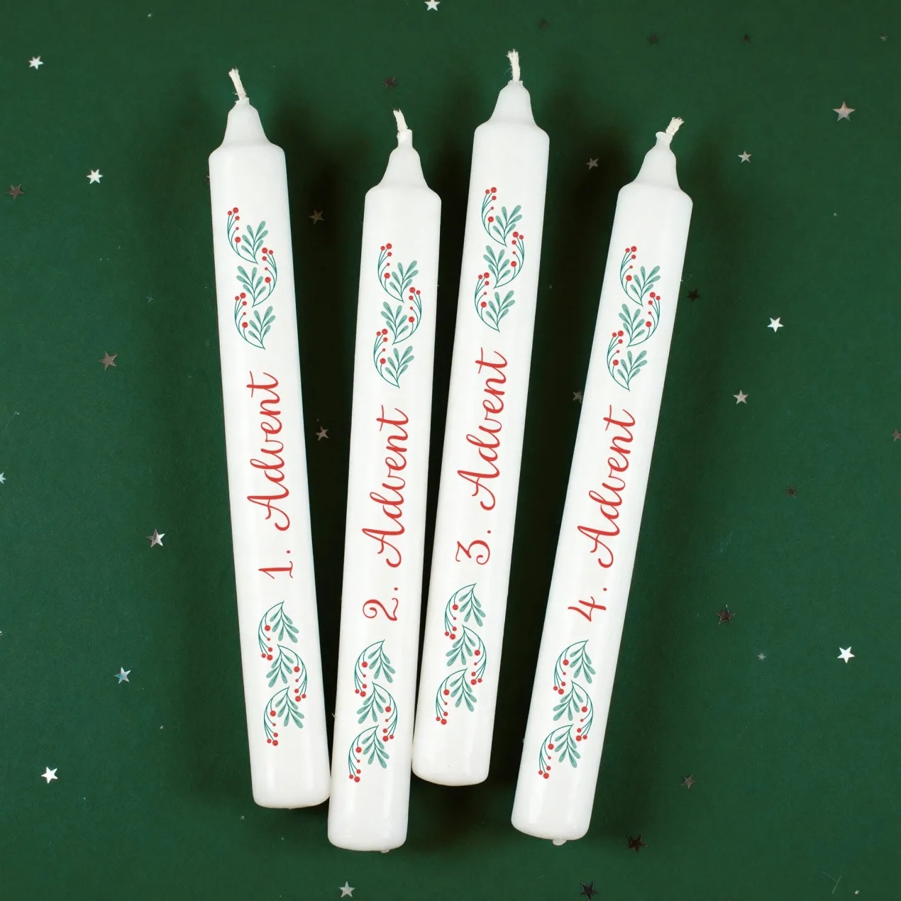4er-Set Adventskerzen | Weiße Stabkerzen mit Zweigmotiv für Adventskranz & Weihnachtsdeko