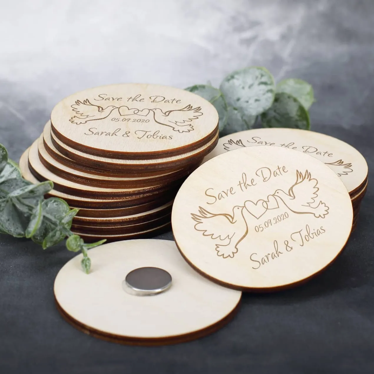 5er Set Save the Date Magnete aus Holz mit Taubenmotiv